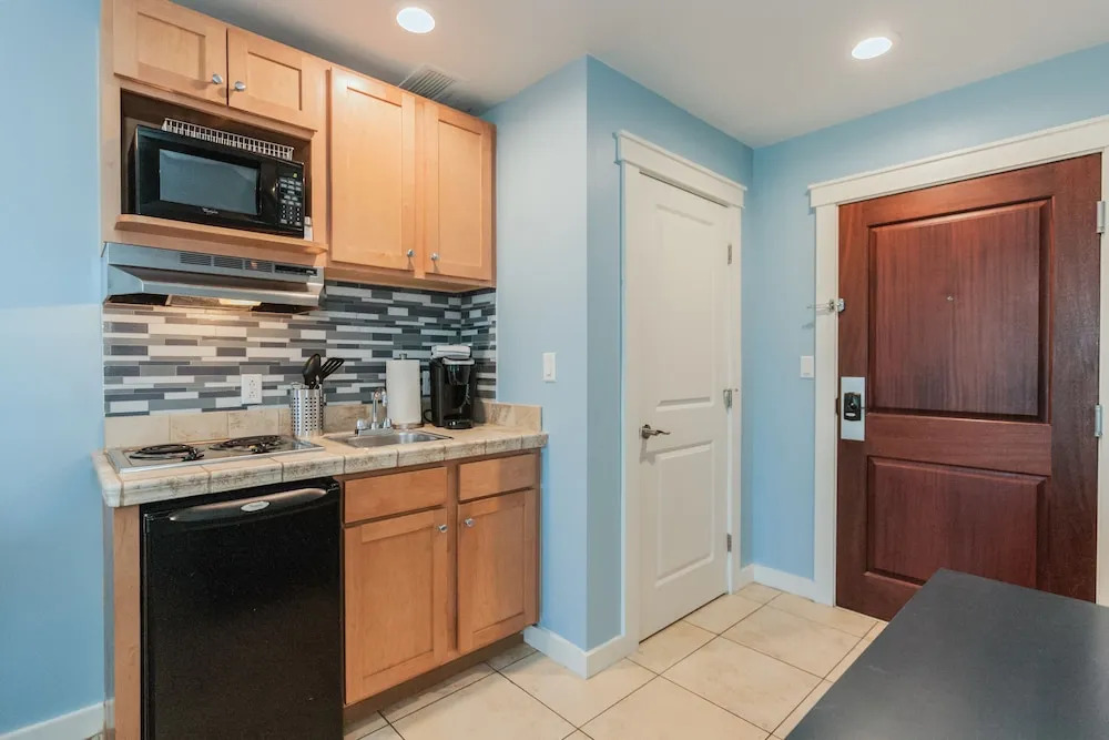 Updated Studio W/ Rooftop Pool Studio Bedroom Condo