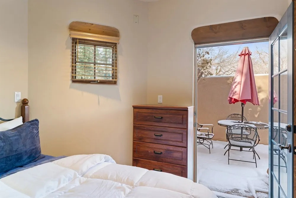 Art Haven - Stylish Southwestern Comfort, Walk to The Plaza