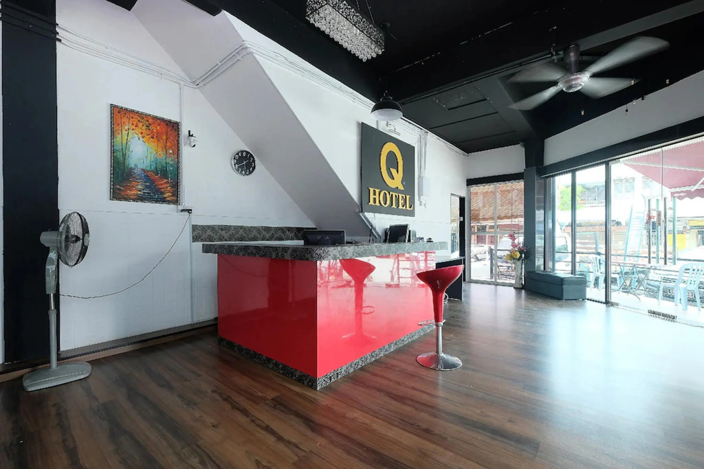 OYO 1104 Q Hotel