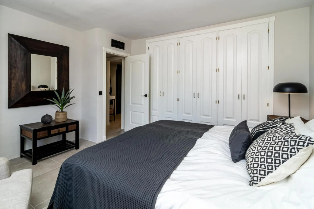 LNM17- Modern 1 bed flat, close to beach and port