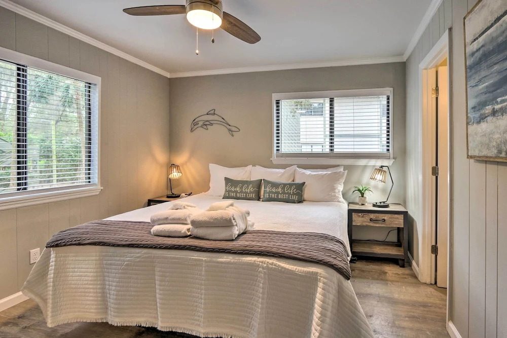 Hilton Head Island Condo w/ Beach Supplies + Pool!
