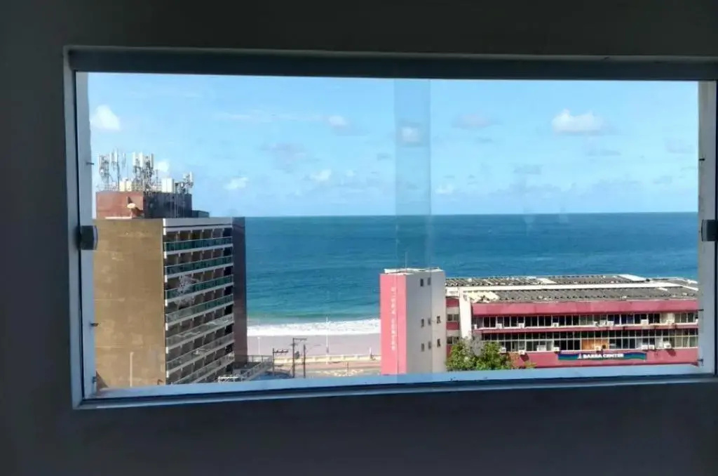 Belíssimo Apto vista mar espetacular na Barra - 100 metros da praia!