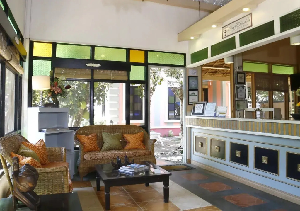 Purple Fountain Inn & Hostel
