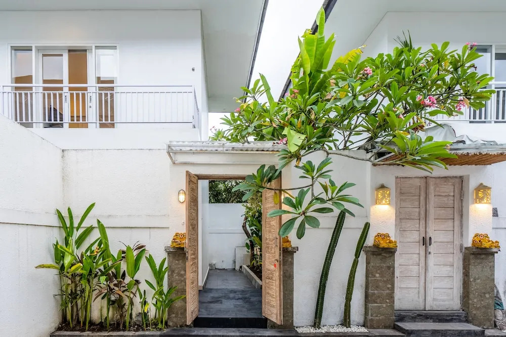 Montana Berawa Villa by Betterplace