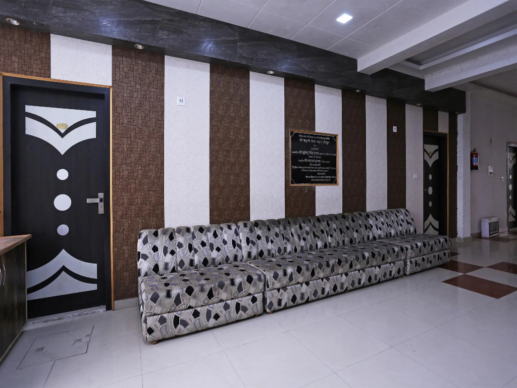 OYO 15643 Laxmi Sadan Residency
