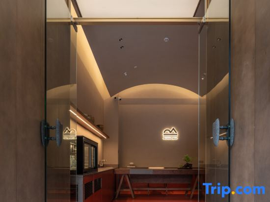 Mossland Hotel