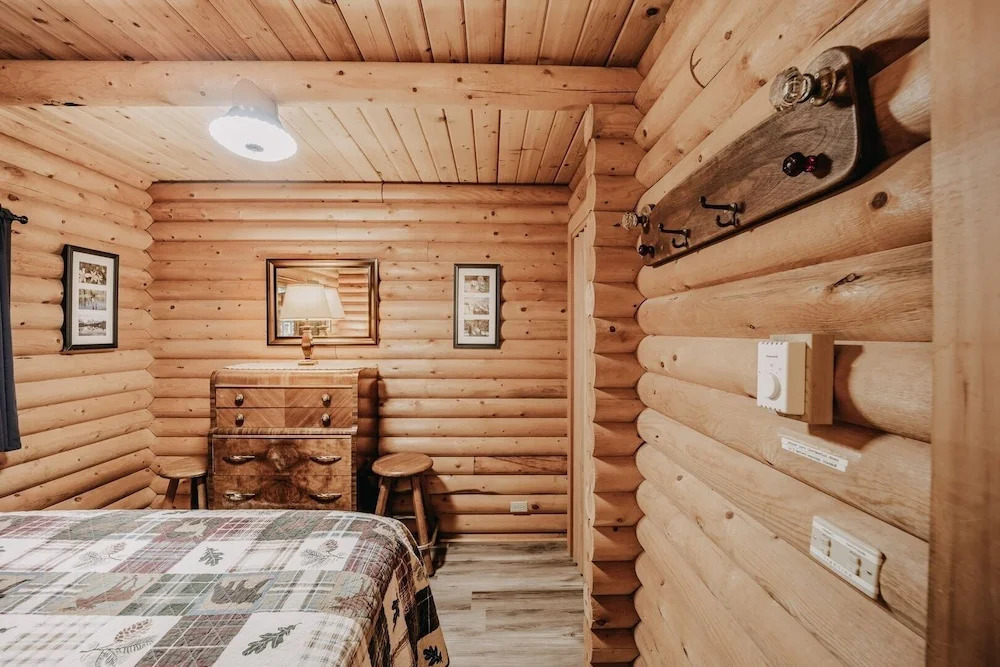 17mbr - Log  - Bbq - Pets Ok - Wifi - Sleeps 8 2 Bedroom Home by RedAwning