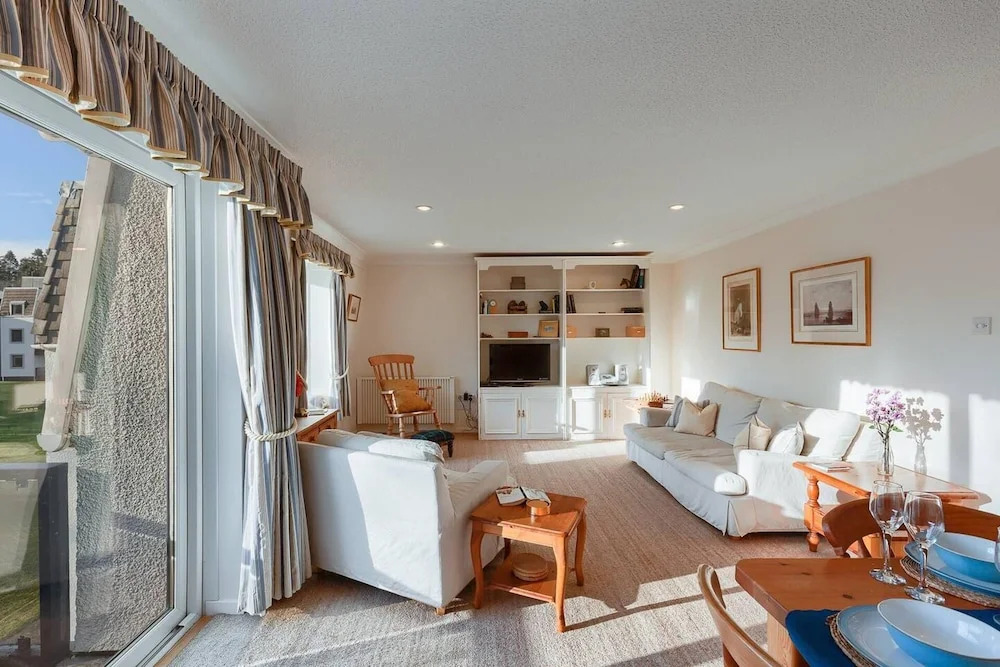 Tasteful top Floor Apartment Next to Gleneagles