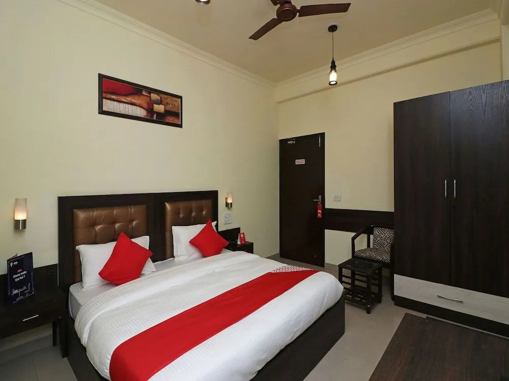 OYO 389 Hotel Applee Inn