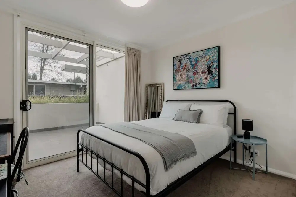 Peaceful 1-bed Apartment Close to Lonsdale St