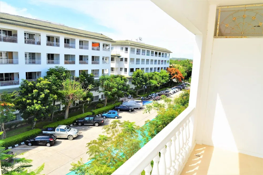Luxury 1 bed Corner Condo