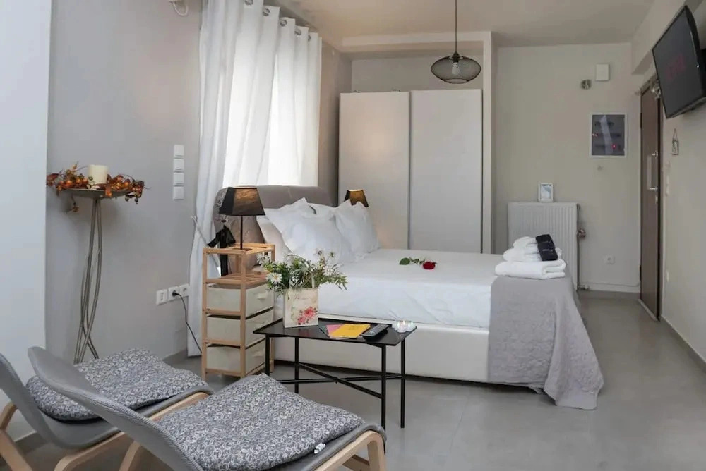 The Athenian Penthouse Studio - An Urban Haven