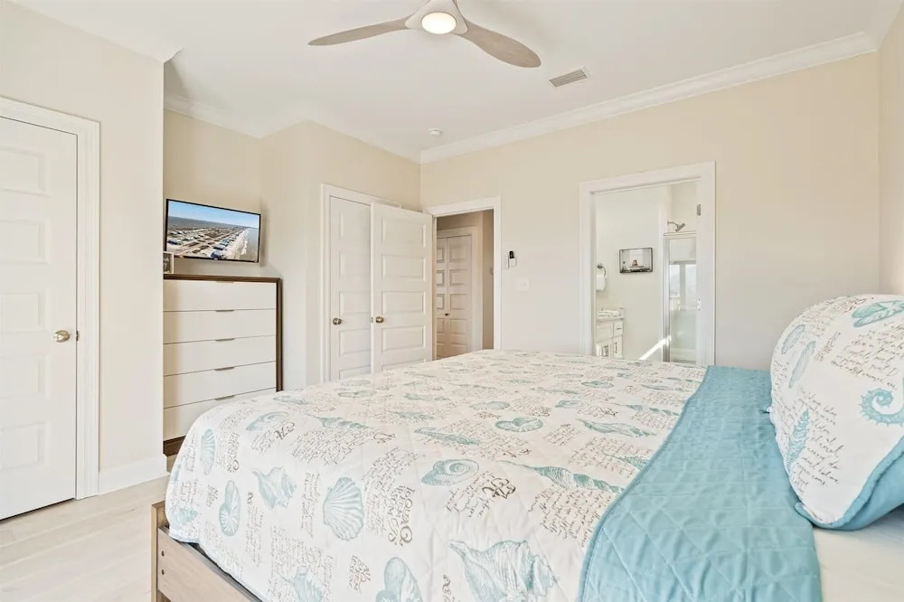 Purple Paradise - 2536 Bienville Blvd 4 Bedroom Home by RedAwning