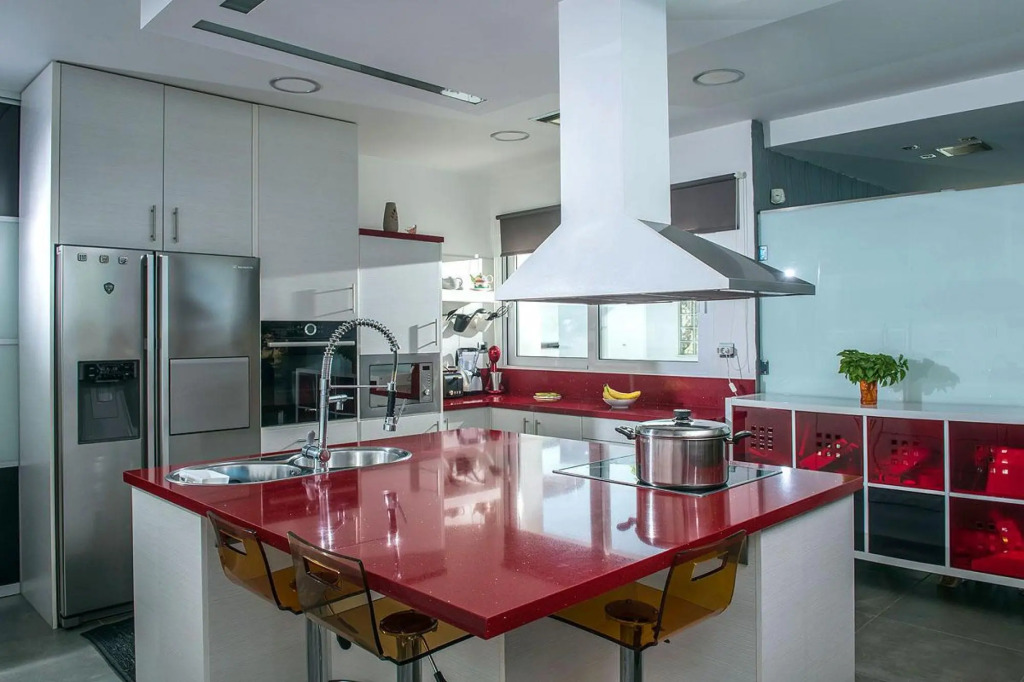 Amazing 4 bedroom villa very close to the beach