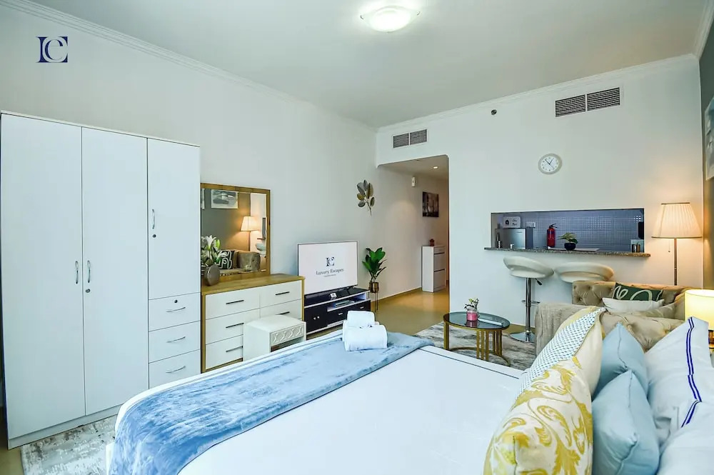 Silver - Modern Studio with lake view