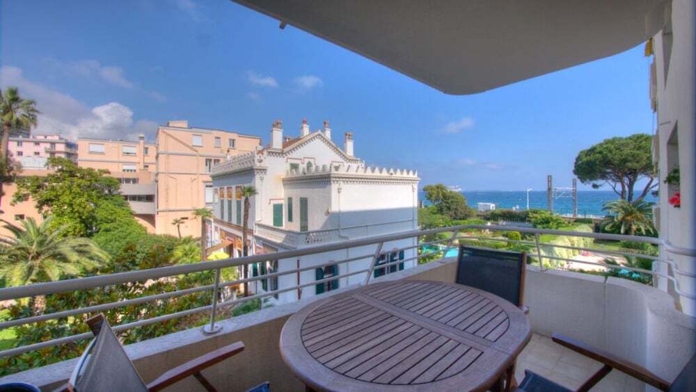 T2 vue mer 100m plages piscine PKG