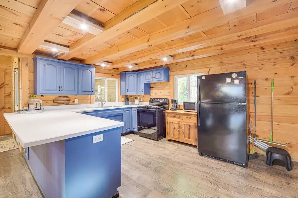 Northwoods Nature Escape! Lakefront Hayward Cabin