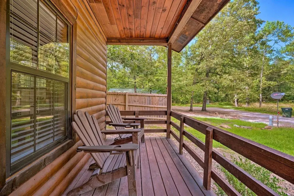 Ideally Located Broken Bow Cabin Private Hot Tub