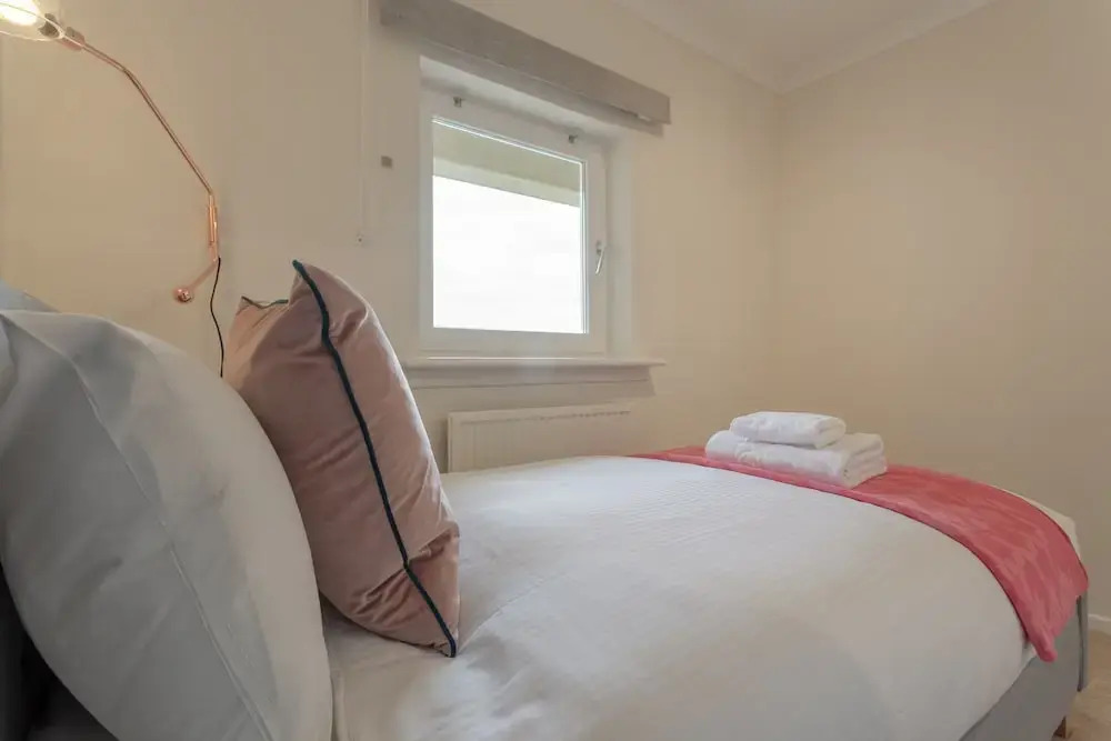 2 Bedroom Thames Apartment With Stunning Views