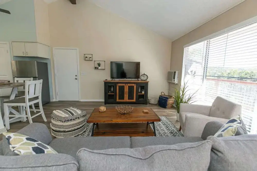Texas Charm Cottage - 1 Block From the Lake & Hill Country Views