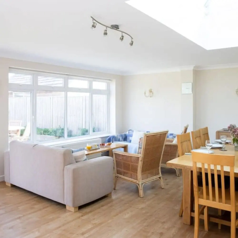 Seaside detached 4bd home nr shops Parking Garden