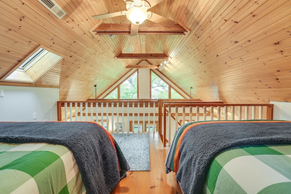 Secluded Cabin w/ Hot Tub Near Table Rock Lake!