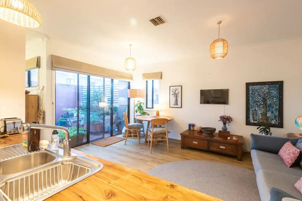 Spacious 2 Bedroom Apartment in Brunswick With Patio and Parking