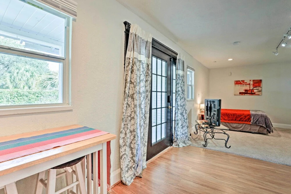 Haines City Studio: Walk to Shopping & Dining!