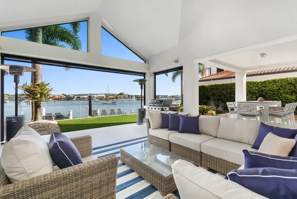 Amazing Canal House with Private Jetty, Gym & Pool