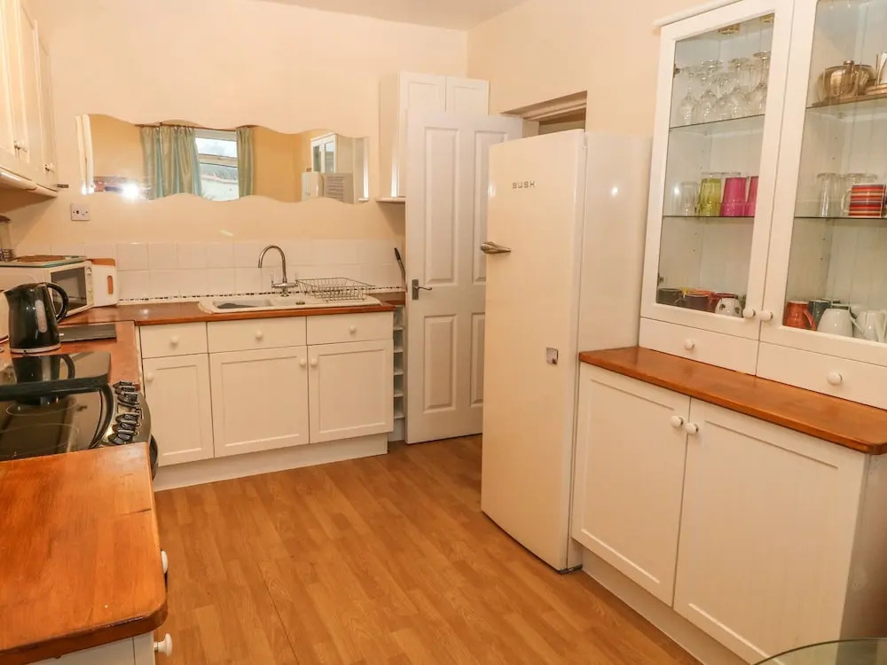 38 Plas Darien. Peredur Suite