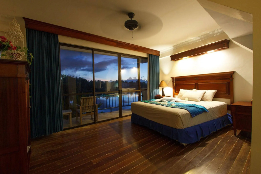 Manta Ray Bay Resort