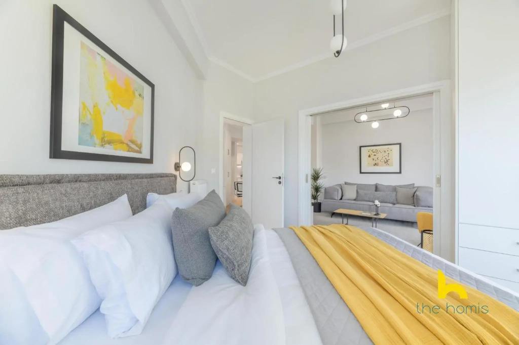 Sun-Splashed 2-BDR Corner Apartment with Hillside views!