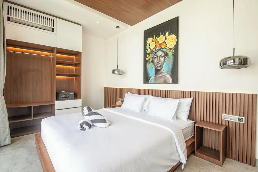 Tropical Elegance 5BR Canggu Villa Near Beach