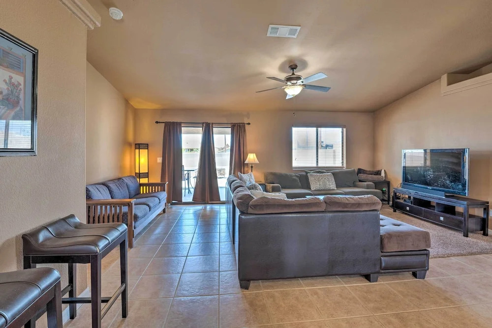 5 Mi to Beach & Marina: Lake Havasu Getaway!