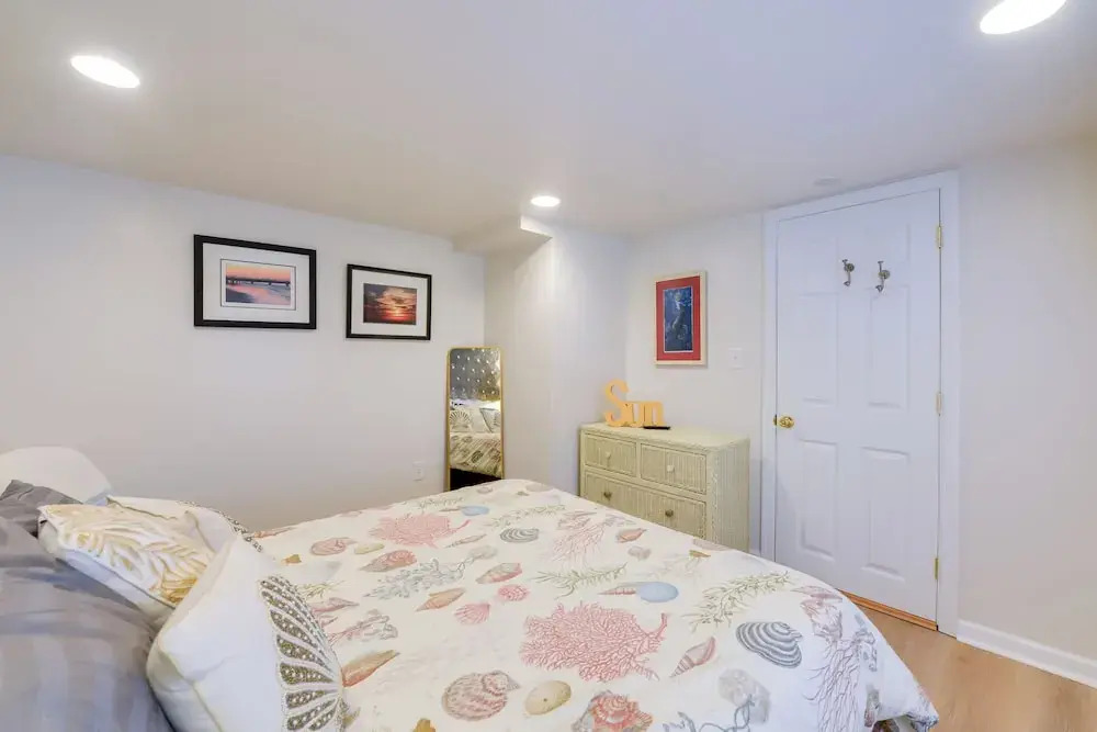 Cozy Ventnor Getaway: Walk to Public Beach!