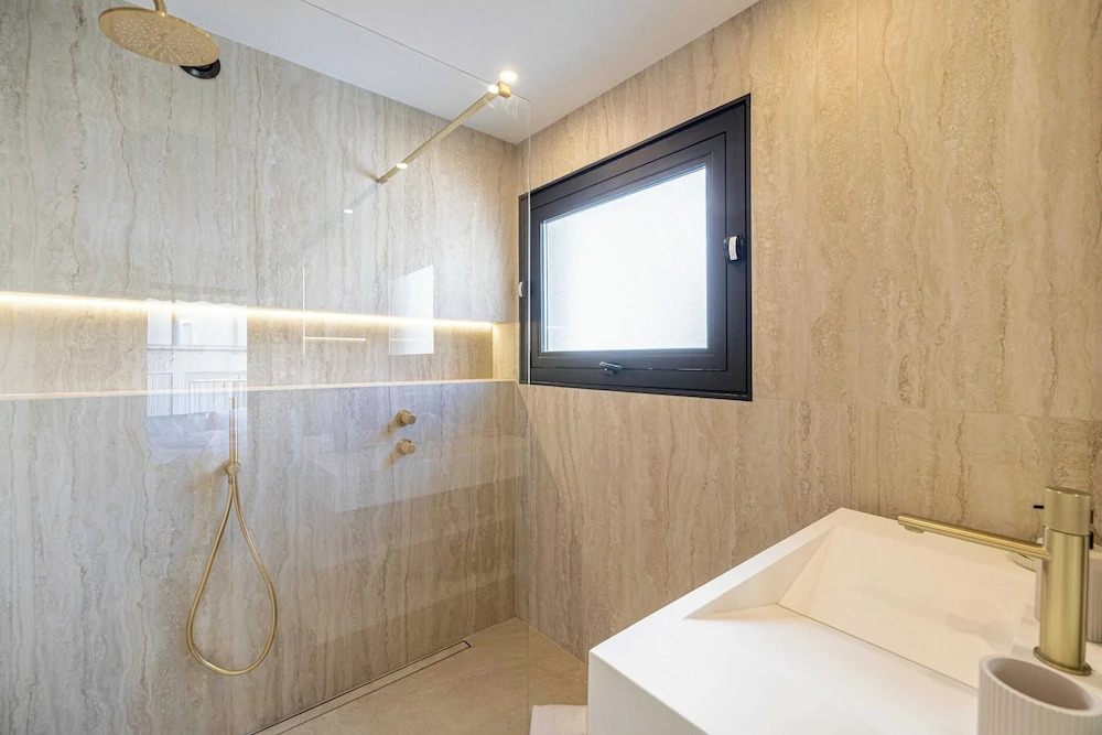 Renovated Prestige 3P Luxe Apt, Terrace & Parking