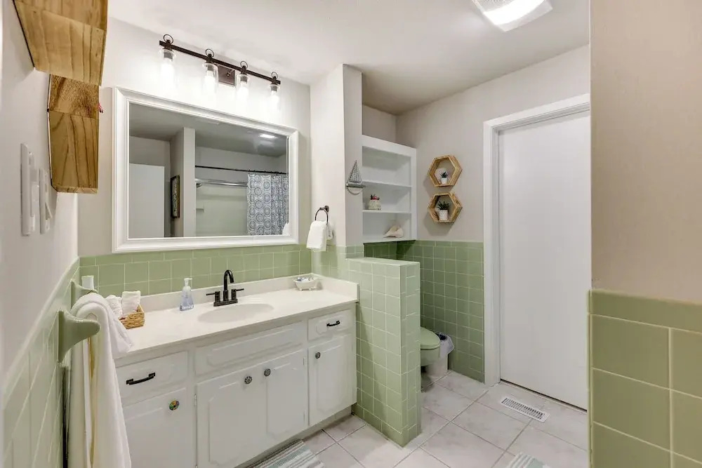 Lakefront Hot Springs Vacation Rental w/ Dock!