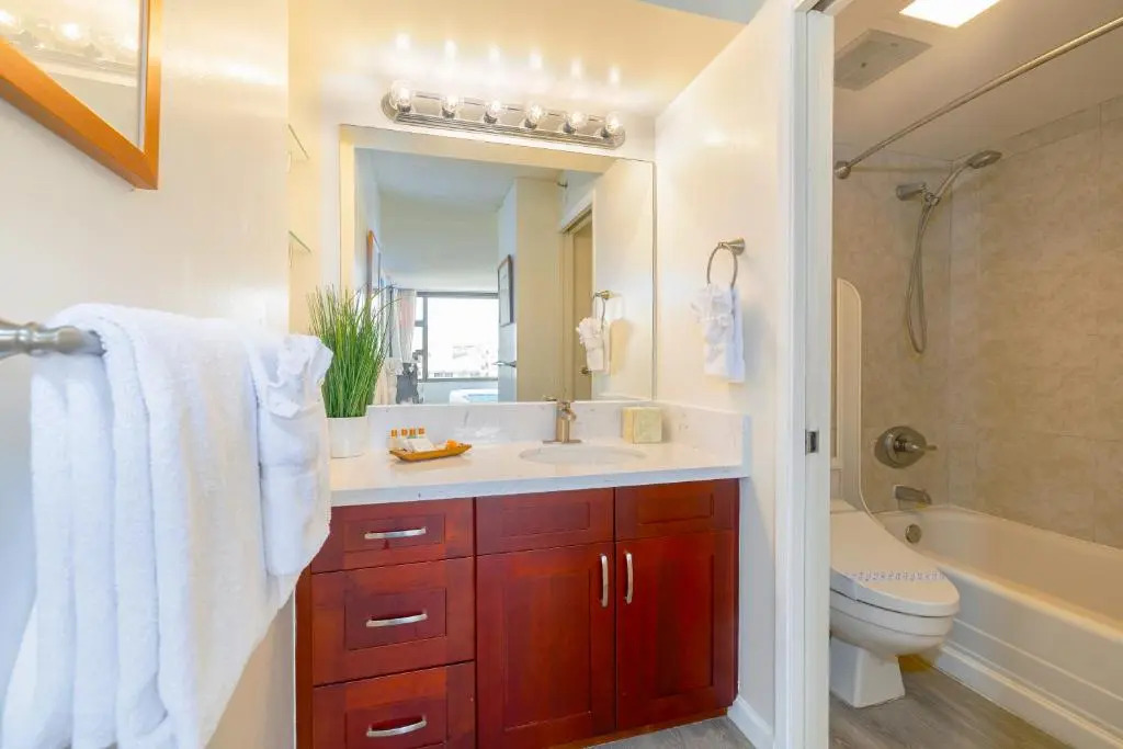 Beautiful 17th Floor Condo with AC, WiFi, Parking - Short Walk to Beach