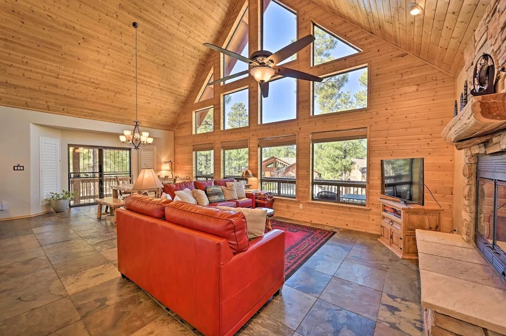 Deck, BBQ & Fireplace: Family Cabin in Show Low!