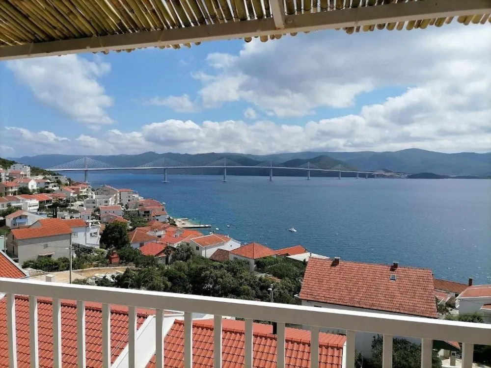 Apartment Sutalo with Hot Tub