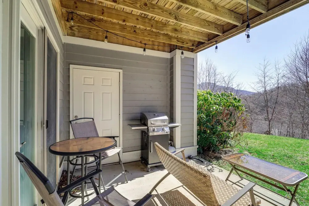 6 Mi to Skiing: Mtn-view Condo in Seven Devils
