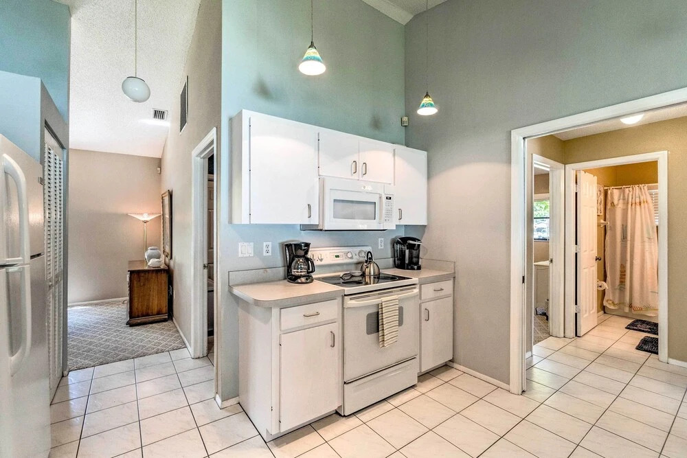 4 Mi to Beaches: Home w/ Lanai & Yard in Venice!