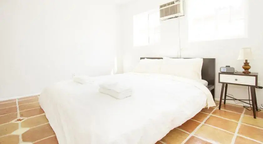#6 Sunny Flat 3BR Melrose Ave
