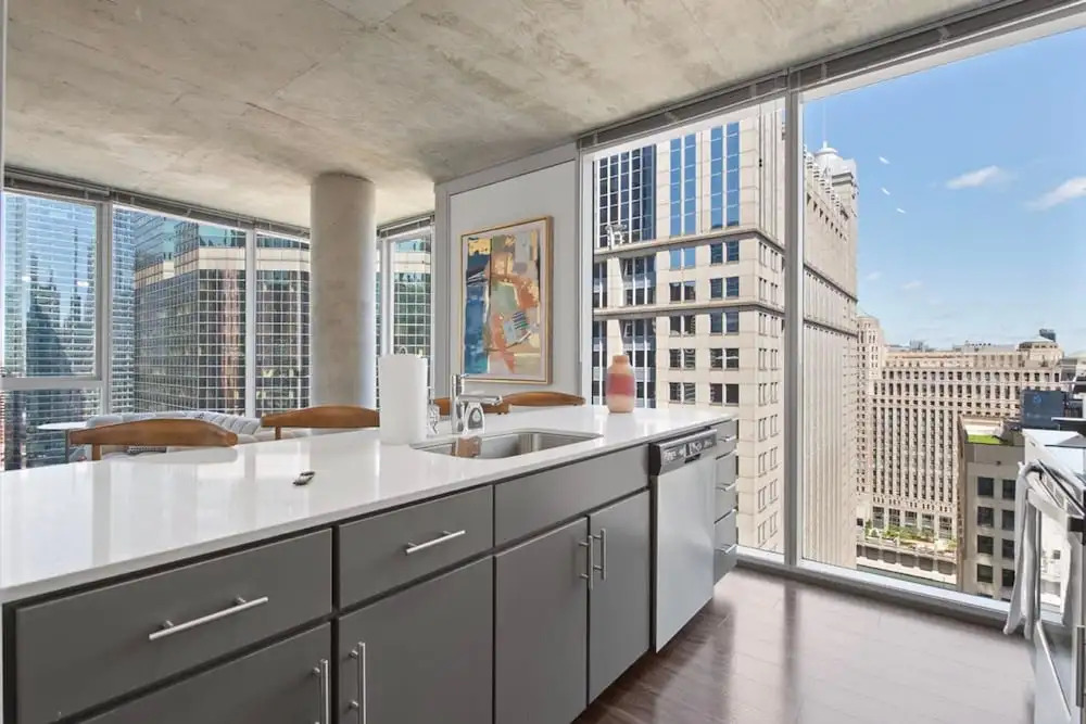 Loop City Views 2BR Apt Near Riverwalk