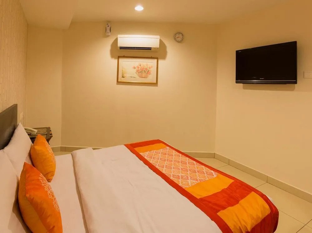 OYO 175 Lotus Hotel