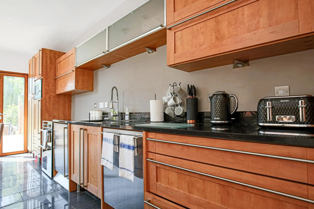 Central House with Pool Table, Smart TV and Free Parking by Yoko Property