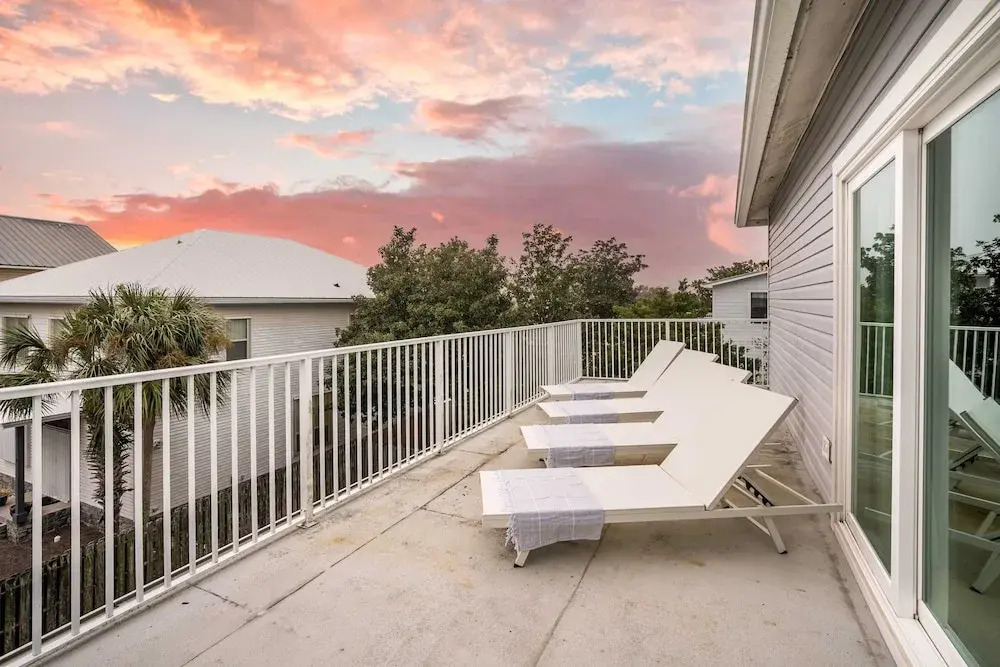 Hourglass by Avantstay Chic Beach Getaway w/ Pool & Two Large Balconies