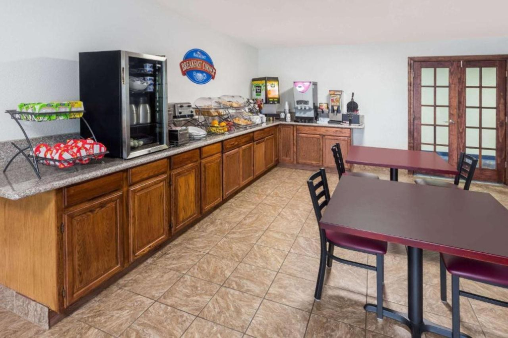 Econo Lodge Inn & Suites Wisconsin Dells