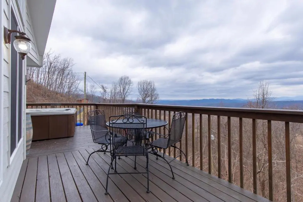 Kickback Kabin, 3 Bedrooms, Deck, Hot Tub, Pool Access, Sleeps 6