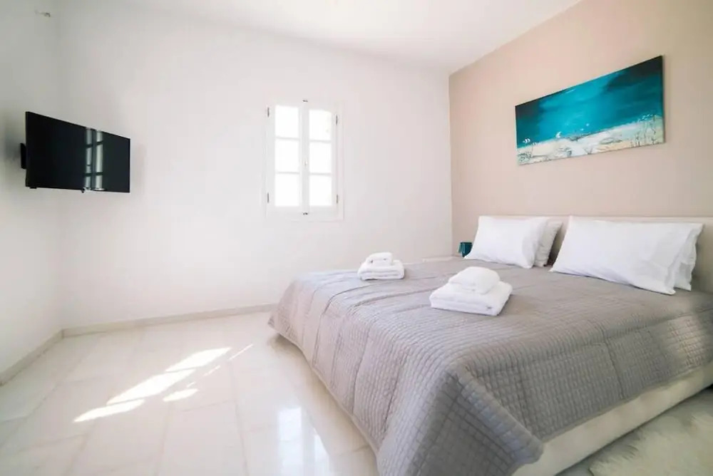Coral Villa with 4 bedrooms in Paros